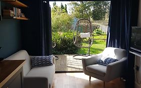 Modern 1-Bed Apartment, Plus Parking, Near Oxford And The Jr